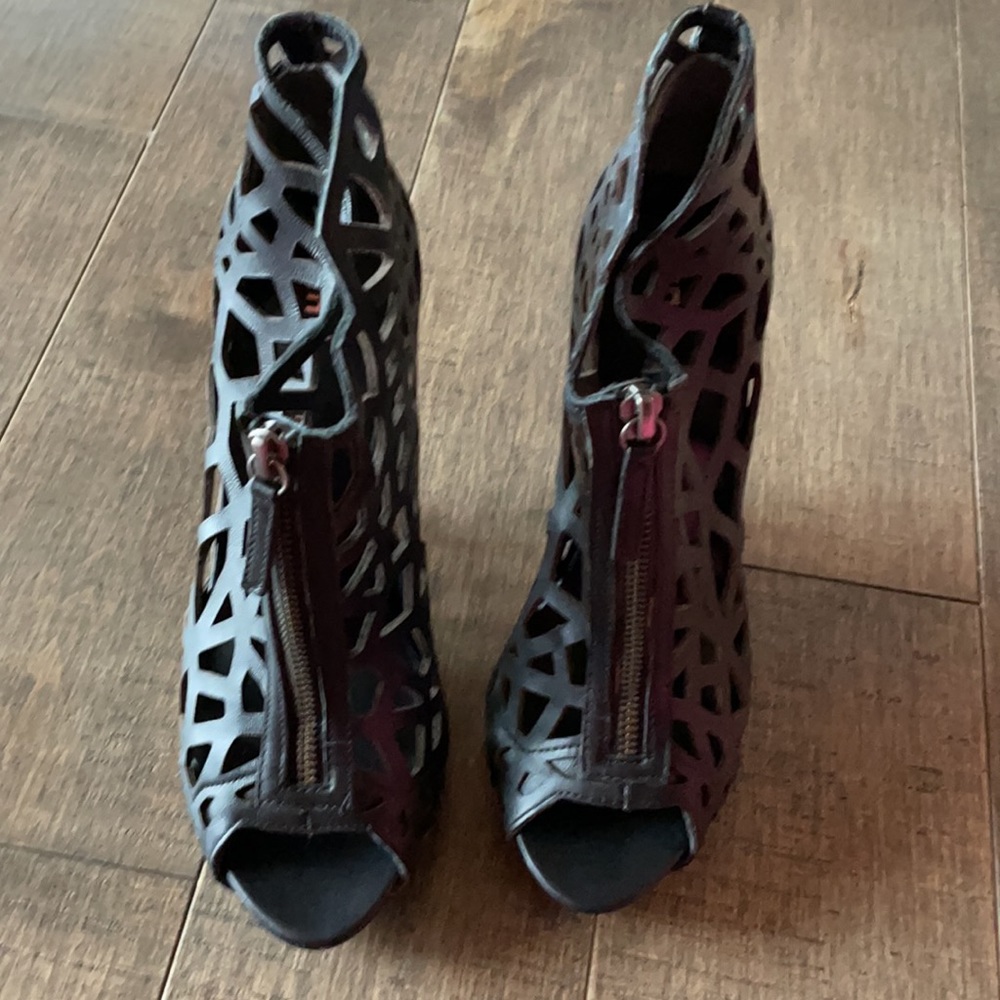 As Seen On Red Carpet, Black Web Hi Women's Heels By UNITED NUDE - Picture 5 of 8